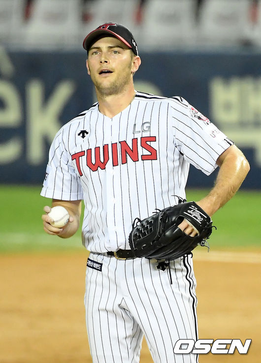 2회초 2사 주자 2,3루 키움 이정후의 좌익수 앞 2타점 적시타를 맞은 LG 선발 윌슨이 아쉬워하고 있다./ rumi@osen.co.kr