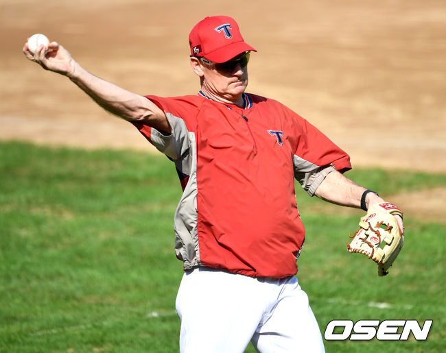 경기를 앞두고 진행된 훈련에서 KIA 윌리엄스 감독이 캐치볼을 하고 있다. / dreamer@osen.co.kr