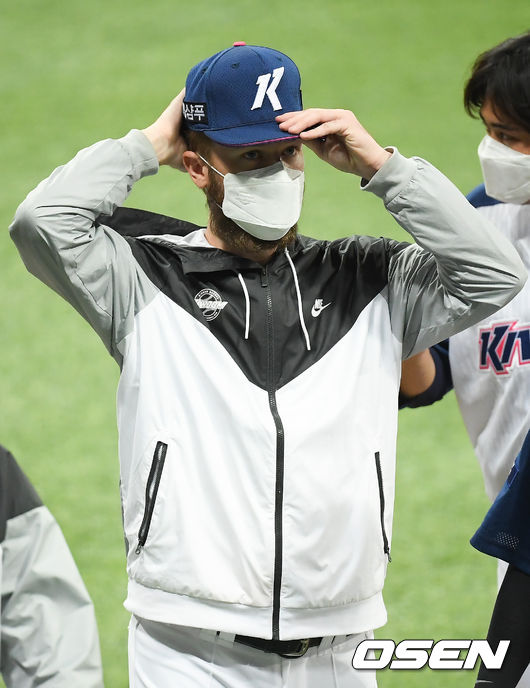 키움 히어로즈가 에릭 요키시의 호투를 앞세워 연승을 달렸다.키움은 12일 서울 고척스카이돔에서 열린 ‘2020 신한은행 SOL KBO리그’ 두산 베어스와의 팀 간 7차전에서 2-0으로 승리했다. 키움은 2연승을 달리며 시즌 65승(45패)를 기록했다. 두산은 시즌 전적 57승 3무 45패가 됐다.경기종료 후 승리투수가 된 키움 요키시가 인사를 하고 있다. / soul1014@osen.co.kr