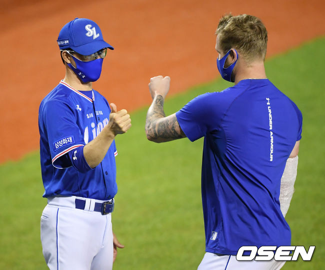 삼성이 LG를 꺾고 4연패에서 탈출했다. 삼성은 12일 서울 잠실구장에서 열린 2020 KBO리그 LG와의 경기에서 5-1로 승리했다. 최근 4연패 끝. 경기 종료 후 삼성 허삼영 감독이 선발 투수 라이블리와 승리를 기뻐하고 있다. /cej@osen.co.kr