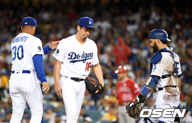 다저스 로버츠 감독이 마운드에 올라 마에다를 교체하고 있다. /jpnews@osen.co.kr