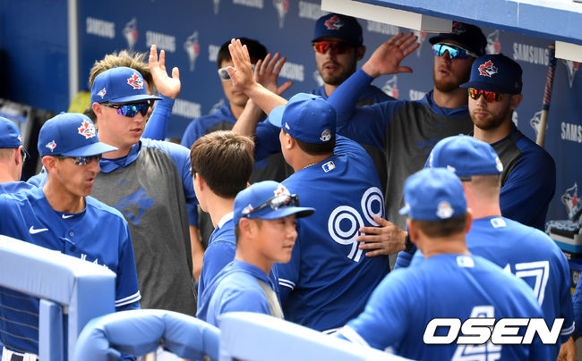 무실점 투구를 펼친 토론토 류현진이 더그아웃으로 들어와 동료들과  인사를 나누고 있다. / dreamer@osen.co.kr
