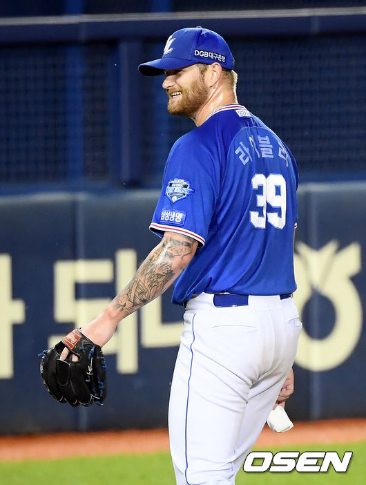 6회말 이닝을 마친 라이블리가 더그아웃으로 향하며 미소를 짓고 있다. /cej@osen.co.kr