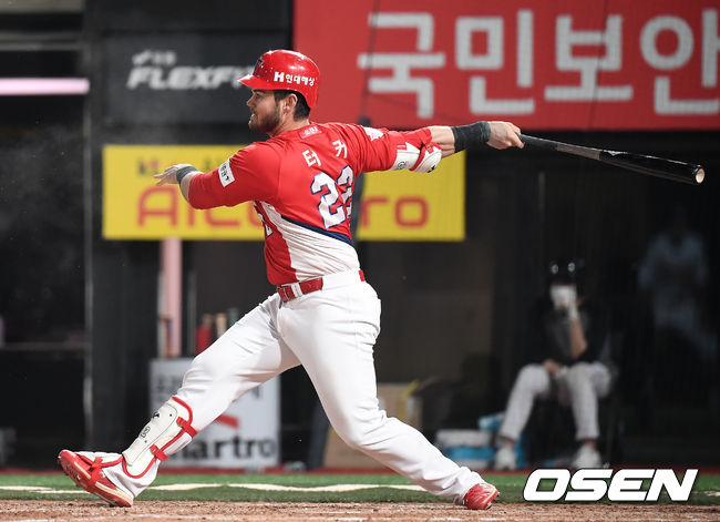 KT는 27일 수원 KT위즈파크에서 열린 ‘2020 신한은행 SOL KBO리그’ KIA 타이거즈와의 팀 간 2차전에서 5-0으로 승리했다. KT는 2연패에서 벗어나며 시즌 8승(11패) 째를 거뒀다. KIA는 시즌 9패(11승) 째를 당했다.8회초 2사 1루 KIA 터커가 안타를 때려내고 있다. /youngrae@osen.co.kr