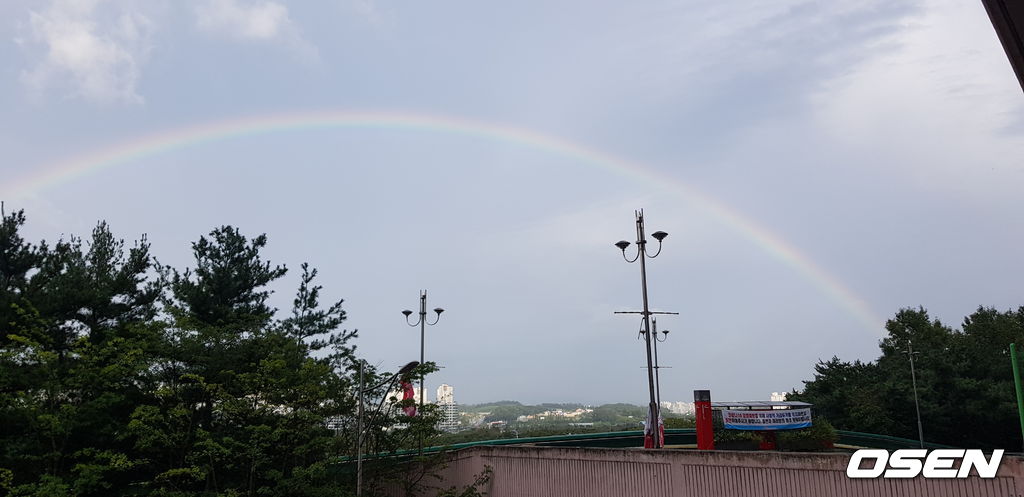 12일 인천 하늘에는 비가 온 뒤 무지개가 떴다.