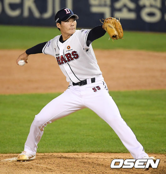 8회초 2사 마운드에 오른 두산 이승진이 공을 뿌리고 있다. /cej@osen.co.kr