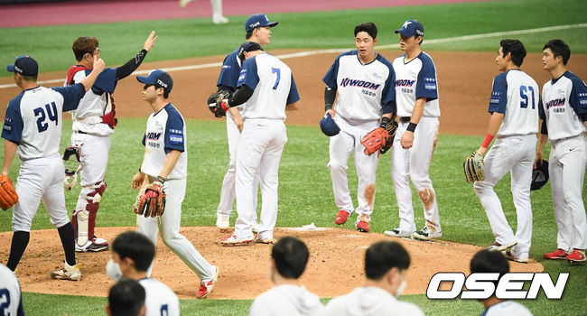 경기종료 후 키움 선수들이 승리의 기쁨을 나누고 있다. / soul1014@osen.co.kr