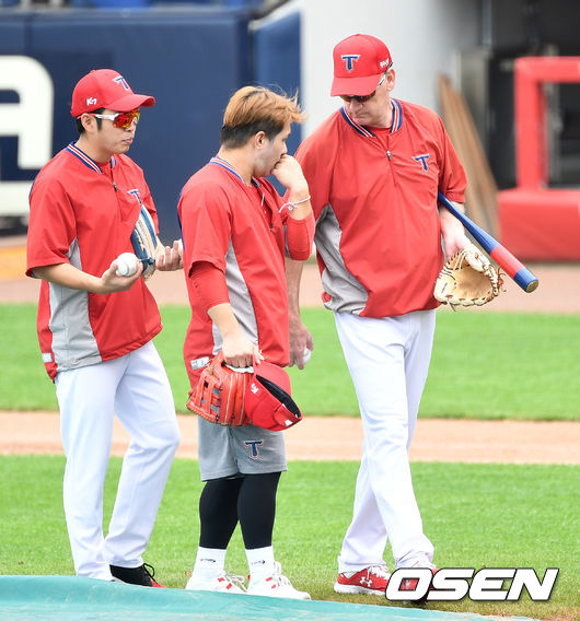 경기를 앞두고 진행된 훈련에서 KIA 윌리엄스 감독과 김선빈이 대화를 나누고 있다. / dreamer@osen.co.kr