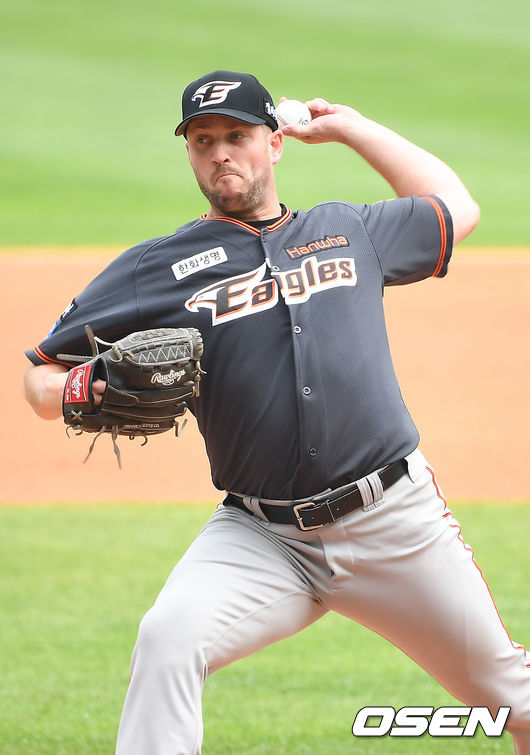 1회말 한화 채드벨이 역투하고 있다. /youngrae@osen.co.kr