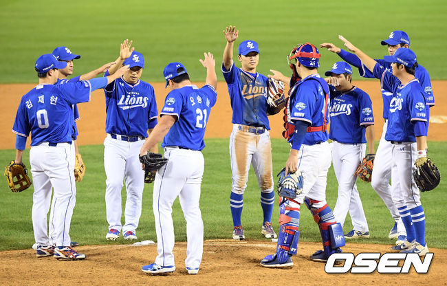 경기 종료 후 삼성 선수들이 승리를 기뻐하고 있다. /cej@osen.co.kr