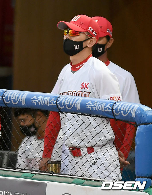 SK 박경완 감독대행이 그라운드를 바라보고 있다./ksl0919@osne.co.kr