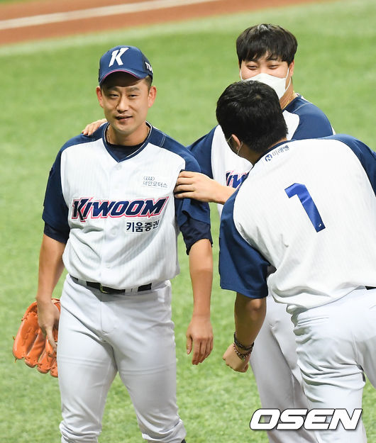 경기종료 후 세이브를 거둔 키움 김상수가 조상우의 축하를 받고 있다 / soul1014@osen.co.kr