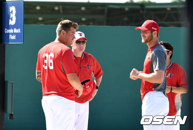 KIA 맷 윌리엄스 감독과 외국인투수 브룩스-가뇽이 대화를 나누고 있다. / dreamer@osen.co.kr