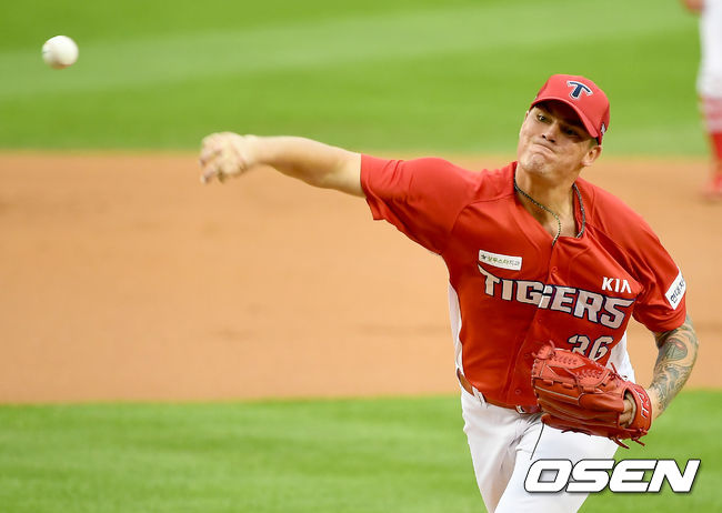12일 서울 잠실야구장에서 ‘2020 신한은행 SOL KBO리그’ LG 트윈스와 KIA 타이거즈의 경기가 열렸다.1회말 KIA 선발투수 브룩스가 마운드에 올라 힘차게 공을 뿌리고 있다./ksl0919@osen.co.kr