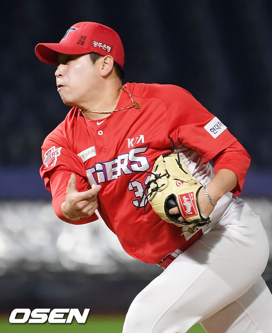 7회말 1사 주자 1루 NC 김태진 타석에서 KIA 선발 가뇽에 이어 마운드에 오른 KIA 박준표가 힘차게 공을 뿌리고 있다./ rumi@osen.co.kr