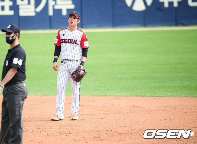 3회초 2사 2,3루 삼성 김응민의 내야땅볼때 LG 오지환 유격수가 송구실책 후 아쉬워하고있다. / soul1014@osen.co.kr