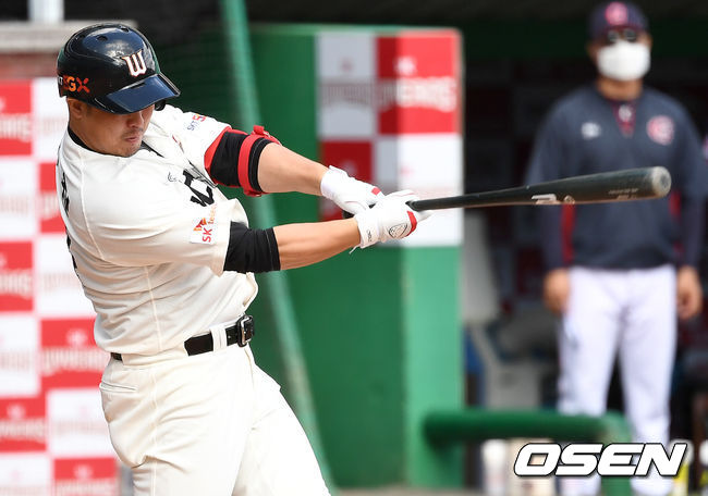 13일 오후 인천 SK행복드림구장에서 '2020 신한은행 SOL KBO리그' SK 와이번스와 롯데 자이언츠의 경기가 열렸다.4회말 1사 주자없는 상황 SK 최정이 역전 좌월 투런포를 날리고 있다./ dreamer@osen.co.kr