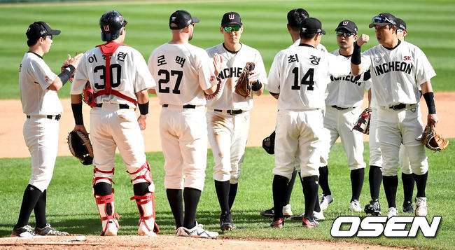경기 종료 직후, 승리한 SK 선수들이 인사를 나누고 있다. / dreamer@osen.co.kr