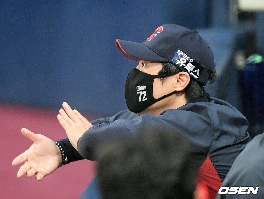 7회초 롯데 허문회 감독이 덕아웃에서 박수를 보내고 있다./rumi@osen.co.kr