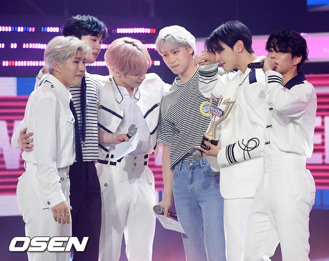 쇼 챔피언 1위를 차지한 아스트로가 눈물을 흘리고 있다./ rumi@osen.co.kr