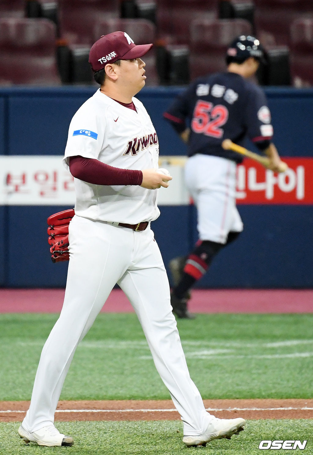 16일 오후 서울 고척스카이돔에서 '2020 신한은행 SOL KBO리그' 키움 히어로즈와 롯데 자이언츠의 경기가 열렸다.7회초 1사 주자 만루 롯데 이병규에게 우익수 앞 1타점 적시타를 허용한 키움 양현이 아쉬워하고 있다./rumi@osen.co.kr