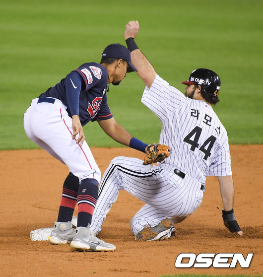 17일 오후 서울 잠실구장에서 KBO리그 LG 트윈스와 롯데 자이언츠의 경기가 진행됐다.3회말 2사 1루 LG 김현수의 타석때 1루 주자 라모스가 도루 성공하고 있다./   soul1014@osen.co.kr