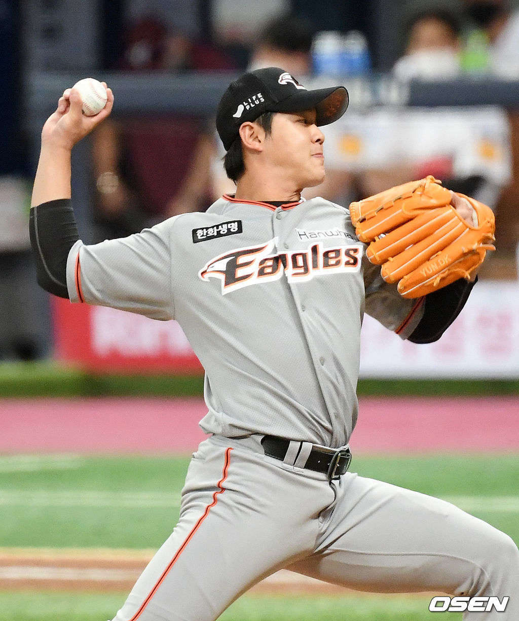 4회말 2사 주자 만루 키움 김혜성 타석에서 한화 선발 장시환이 강판당한 후 마운드에 오른 윤대경이 힘차게 공을 뿌리고 있다. /rumi@osen.co.kr