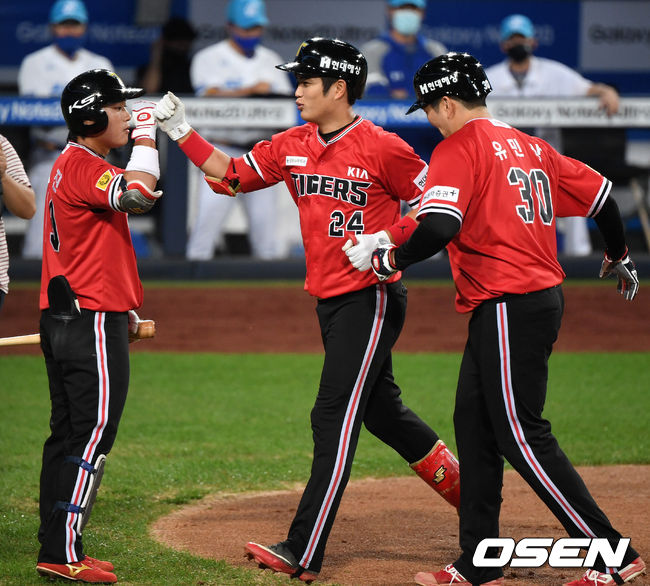 2회초 1사 1루에서 KIA 김민식이 우월 투런 홈런을 치고 홈에서 동료들의 축하를 받고 있다. /sunday@osen.co.kr