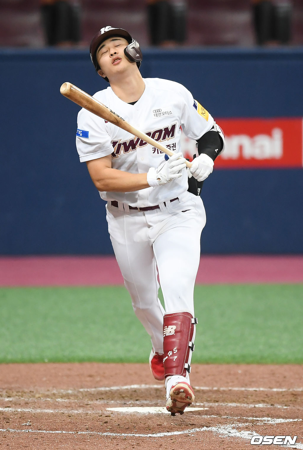 18일 오후 서울 고척스카이돔에서 KBO리그 키움 히어로즈와 한화 이글스의 경기가 진행됐다.5회말 1사 만루 김하성이 헛스윙 삼진아웃된뒤 아쉬워하고 있다. /   soul1014@osen.co.kr