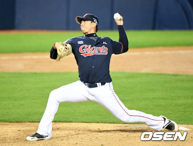 18일 오후 서울 잠실야구장에서 ‘2020 신한은행 SOL KBO리그’ LG 트윈스와 롯데 자이언츠의 경기가 열렸다.6회말 2사 2루 롯데 고효준이 마운드에 올라 힘차게 공을 뿌리고 있다./ksl0919@osne.co.kr