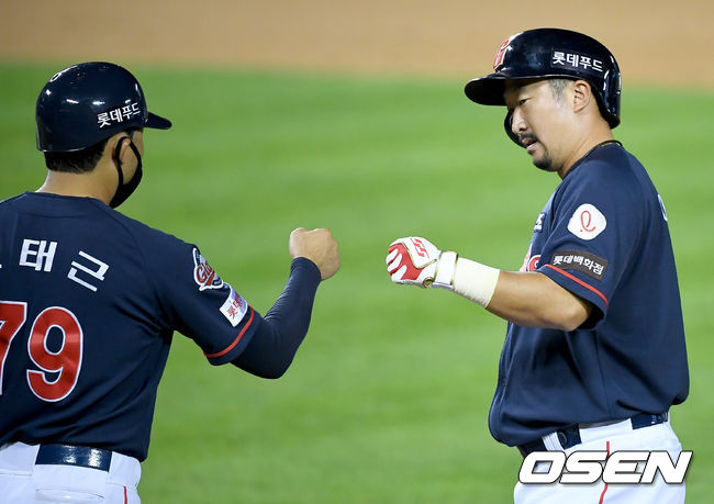 18일 오후 서울 잠실야구장에서 ‘2020 신한은행 SOL KBO리그’ LG 트윈스와 롯데 자이언츠의 경기가 열렸다.8회초 1사 만루 롯데 이병규가 역전 2타점 적시타를 날린 뒤 오태근 코치와 하이파이브를 하고 있다./ksl0919@osne.co.kr
