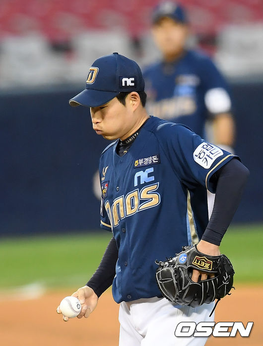 21일 오후 서울 잠실야구장에서 ‘2020 신한은행 SOL KBO리그’ 두산 베어스와 NC 다이노스의 경기가 열렸다. 3회말 무사 1루에서 NC 박건우 타석 때 NC 이재학이 1루 송구 실책으로 1루 주자 정수빈을 2루까지 출루 시킨 뒤 아쉬워하고 있다. /cej@osen.co.kr