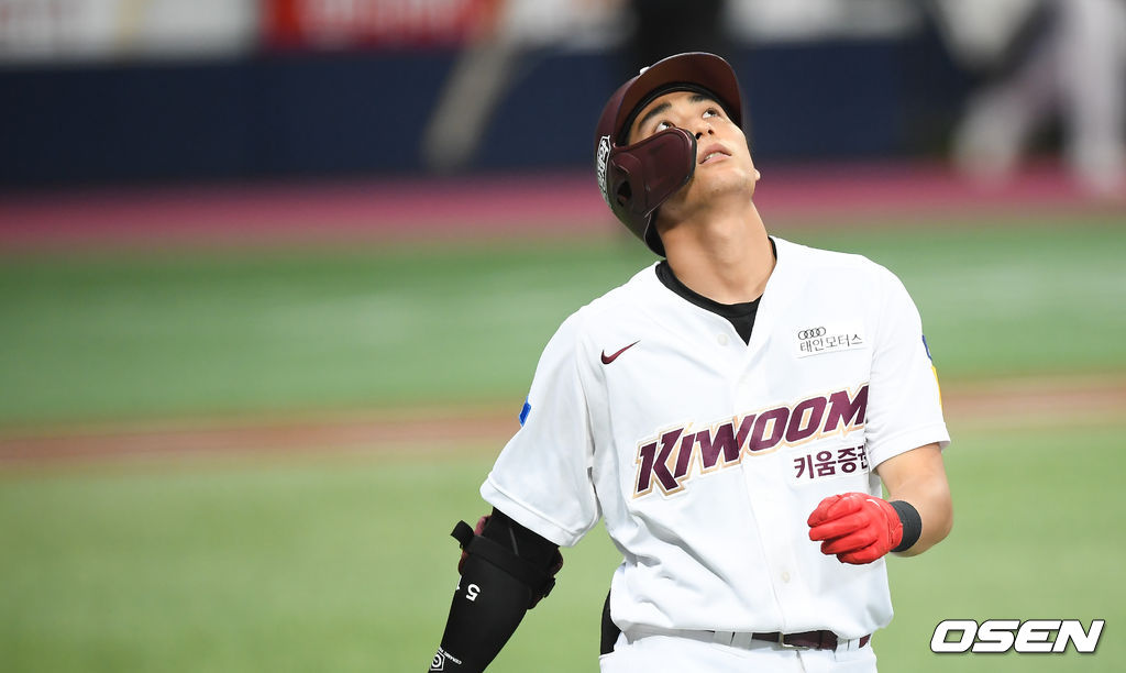 18일 오후 서울 고척스카이돔에서 KBO리그 키움 히어로즈와 한화 이글스의 경기가 진행됐다.5회말 2사 만루 키움 이정후가 외야뜬공을 날린뒤 아쉬워하고 있다. / soul1014@osen.co.kr