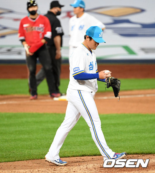 8회초 1사 1,2루에서 삼성 최지광이 KIA 김선빈에게 중전 적시타를 허용하고 아쉬워하고 있다. /sunday@osen.co.kr