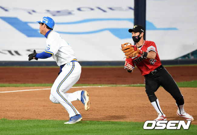 4회초 1사 2루에서 삼성 김동엽의 땅볼 때 런다운에 걸린 2루주자 구자욱이 KIA 박찬호의 태그를 피해 3루로 달리고 있다. /sunday@osen.co.kr