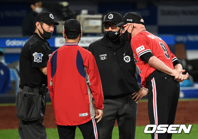 지난 18일 오후 대구삼성라이온즈파크에서 ‘2020 신한은행 SOL KBO 리그’ 삼성 라이온즈와 KIA 타이거즈의 경기가 열렸다.4회초 1사 2루에서 삼성 김동엽의 땅볼 때 런다운에 걸린 2루주자 구자욱이 KIA 박찬호의 태그를 피해 3루 도루에 성공했다. 이에 윌리엄스 감독이 주심의 판정에 어필하고 있다./sunday@osen.co.kr