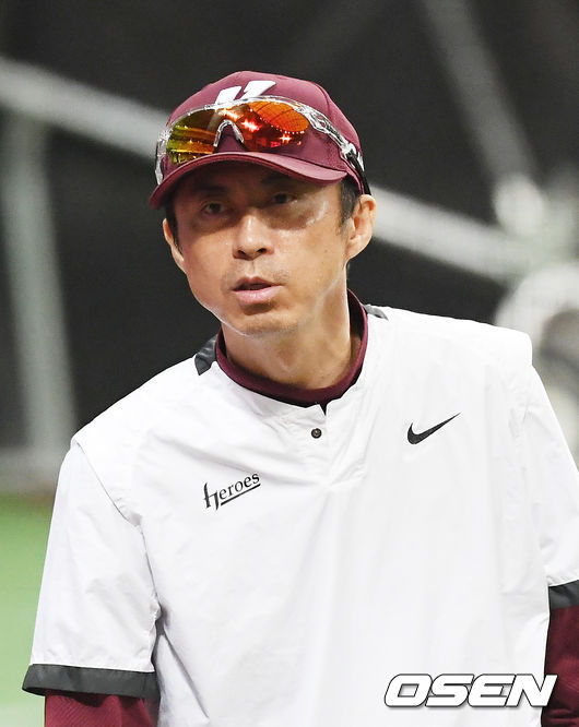 키움 손혁 감독이 그라운드 위에서 선수들의 훈련을 주시하고 있다. /rumi@osen.co.kr