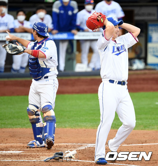 3회초 무사 1,3루에서 키움 이지영의 땅볼 때 3루주자 서건창이 홈으로 쇄도해 세이프 되자 삼성 최채흥이 아쉬워하고 있다. 그러나 이 판정은 비디오 판독 끝에 아웃으로 정정 됐다. /sunday@osen.co.kr