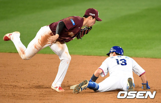 19일 오후 대구삼성라이온즈파크에서 ‘2020 신한은행 SOL KBO 리그’ 삼성 라이온즈와 키움 히어로즈의 경기가 열렸다.5회말 2사 1루에서 삼성 1루주자 박해민이 도루에 성공하고 있다.박해민은 7년 연속 20도루를 기록했다. /sunday@osen.co.kr