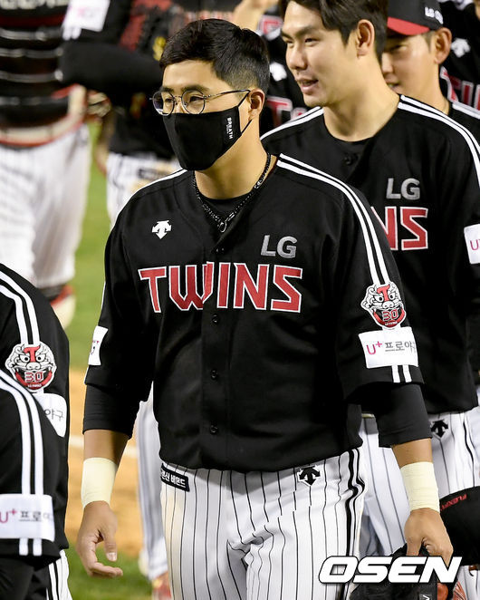 LG는 19일 잠실야구장에서 열린 ‘2020 신한은행 SOL KBO리그’ 두산과 시즌 팀간 15차전에서 9-6 승리를 거뒀다. 경기 종료 후 LG 채은성이 기뻐하며 더그아웃으로 이동하고 있다./ksl0919@osen.co.kr