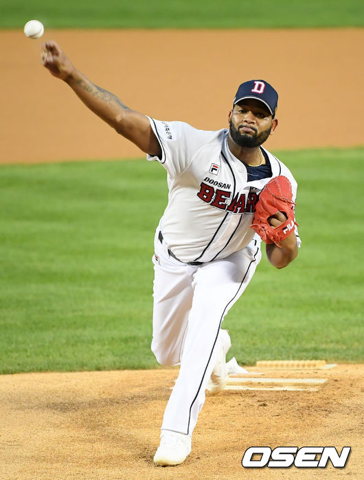 두산 선발 알칸타라가 공을 뿌리고 있다. /cej@osen.co.kr