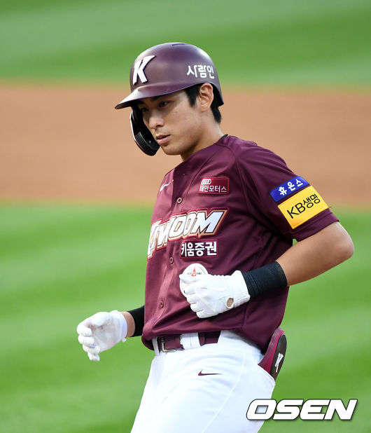 3회초 무사 1,2루에서 키움 이정후가 적시타를 치고 환호하고 있다. /sunday@osen.co.kr