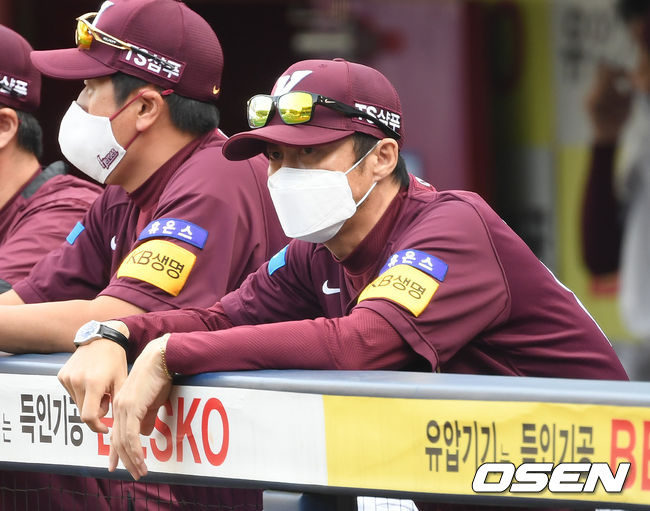 1회말 키움 손혁 감독이 경기를 바라보고 있다. /sunday@osen.co.kr