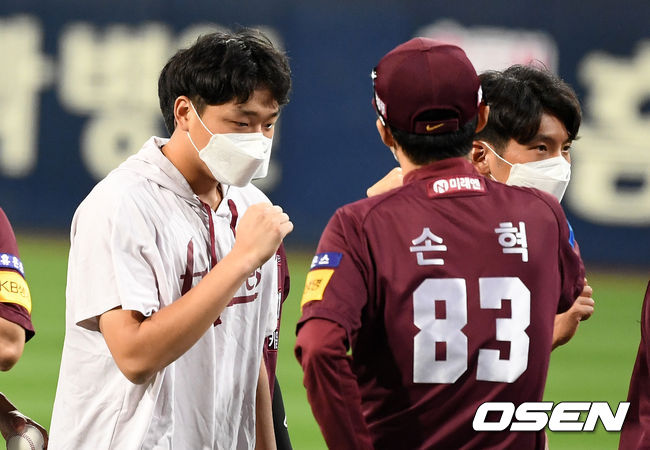 반면 삼성은 16일 수원 KT전 이후 4연패 수렁에 빠졌다. 박해민은 역대 7번째 7년 연속 20도루, 이원석은 역대 75번째 200 2루타를 달성했으나 팀 패배에 빛을 잃었다.경기 종료 후 키움 이승호가 손혁 감독과 승리의 기쁨을 나누고 있다./sunday@osen.co.kr