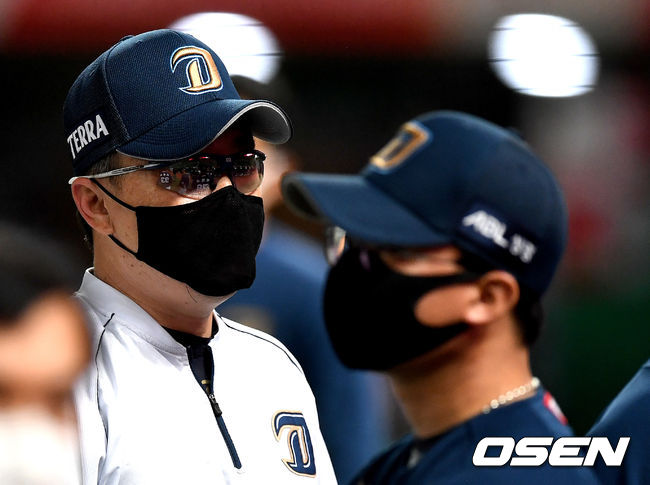 승리한 NC 이동욱 감독이 선수단과 인사를 나눈 뒤 그라운드를 나서고 있다. / dreamer@osen.co.kr