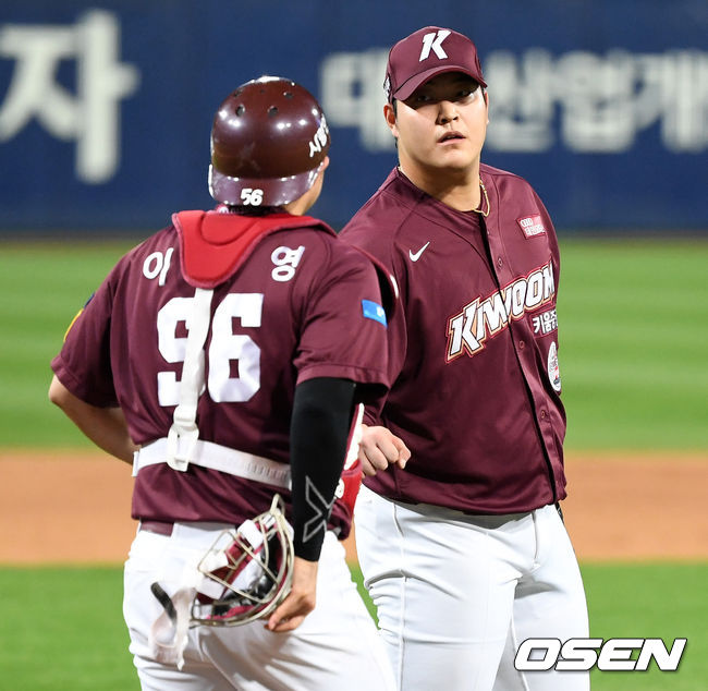 반면 삼성은 16일 수원 KT전 이후 4연패 수렁에 빠졌다. 박해민은 역대 7번째 7년 연속 20도루, 이원석은 역대 75번째 200 2루타를 달성했으나 팀 패배에 빛을 잃었다.경기 종료 후 키움 조상우와 이지영이 승리의 기쁨을 나누고 있다./sunday@osen.co.kr