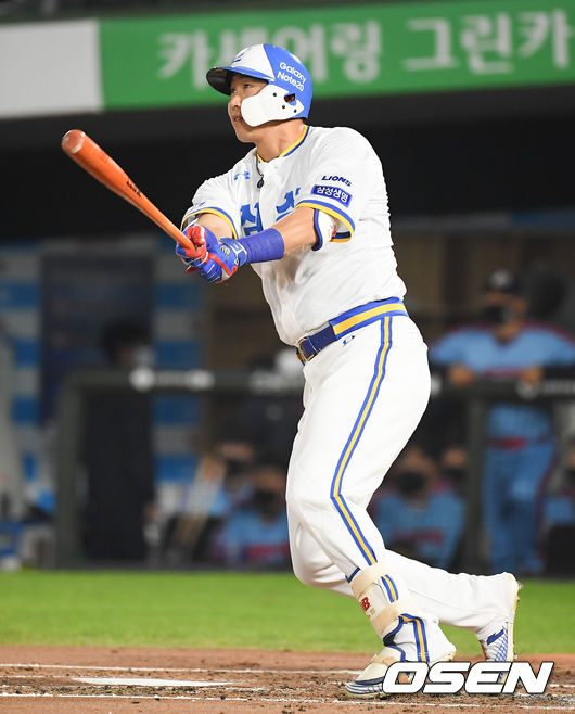 11일 오후 부산 사직구장에서 ‘2020 신한은행 SOL KBO리그’ 정규리그 롯데 자이언츠와 삼성 라이온즈과 경기가 진행됐다. 2회초 삼성 선두타자 김동엽이 동점 솔로홈런을 날리고 있다. / soul1014@osen.co.kr