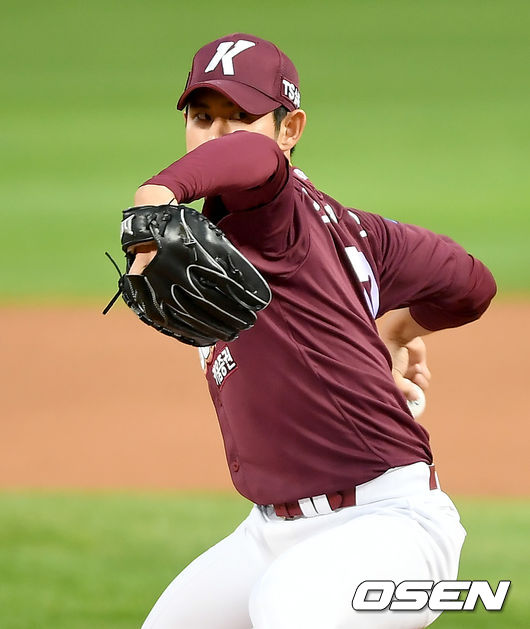 9일 오후 인천 SK행복드림구장에서 '2020 신한은행 SOL KBO리그' SK 와이번스와 키움 히어로즈의 경기가 열렸다.1회말 키움 선발 조영건이 마운드에 올라 힘차게 공을 뿌리고 있다./ksl0919@osne.co.kr