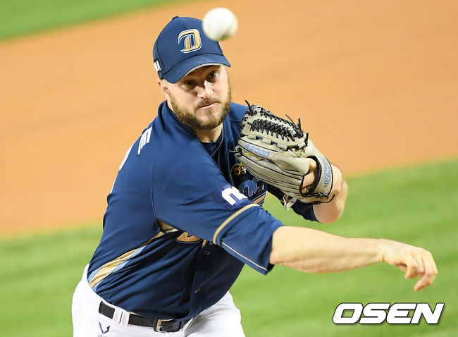 15일 오후 서울 송파구 잠실야구장에서 ‘2020 신한은행 SOL KBO리그’ 두산 베어스와 NC 다이노스의 경기가 열렸다. 1회말 마운드에 오른 NC 선발 라이트가 공을 뿌리고 있다. /cej@osen.co.kr