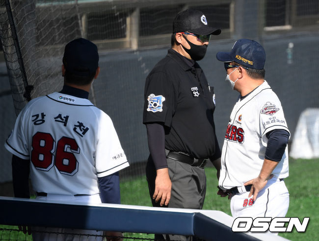 4회말 무사 1,2루에서 LG 김민성이 두산 페르난데스의 타구를 노바운드로 잡고 있다. 이후 땅볼로 착각한 2루주자 박세혁은 베이스를 리터치하지 않은 채 3루로 향하다 포스아웃 처리 됐다. 김태형 감독이 비디오 판독 후 심판 판정에 어필하며 자동 퇴장 되고 있다. /sunday@osen.co.kr